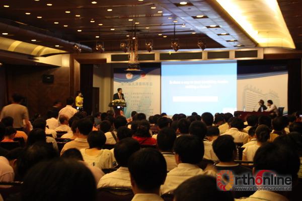 在天津医学会骨科学分会秘书长冯世庆教授主持的大会开幕式中,天津市医学会副会长-天津医学会骨科学分会主任委员张铁良教授、天津市第三中心医院院长杜智教授、天津市科协常务副主席白景美教授、天津市医学会会长赵克正教授和天津市政协副主席-天津市卫生局副局长田慧光教授分别向大会致辞。中华医学会骨科学分会候任主任委员王岩教授也应邀出席会议并进行精彩演讲。会议还特别邀请了中华医学继续教育视听杂志编辑部-骨科在线丁晓榕主任、中华骨科杂志编辑部主任胡永成教授以及德国的Dr.