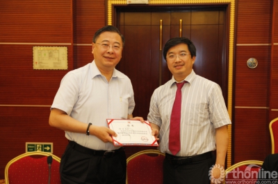 田伟教授为何达教授颁发证书田伟教授为赵宇教授颁发证书田伟教授为