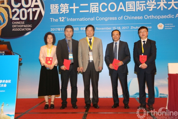 赵群组长为郭源教授,杨建平教授,韩久卉教授及杨军林教授颁发副组长