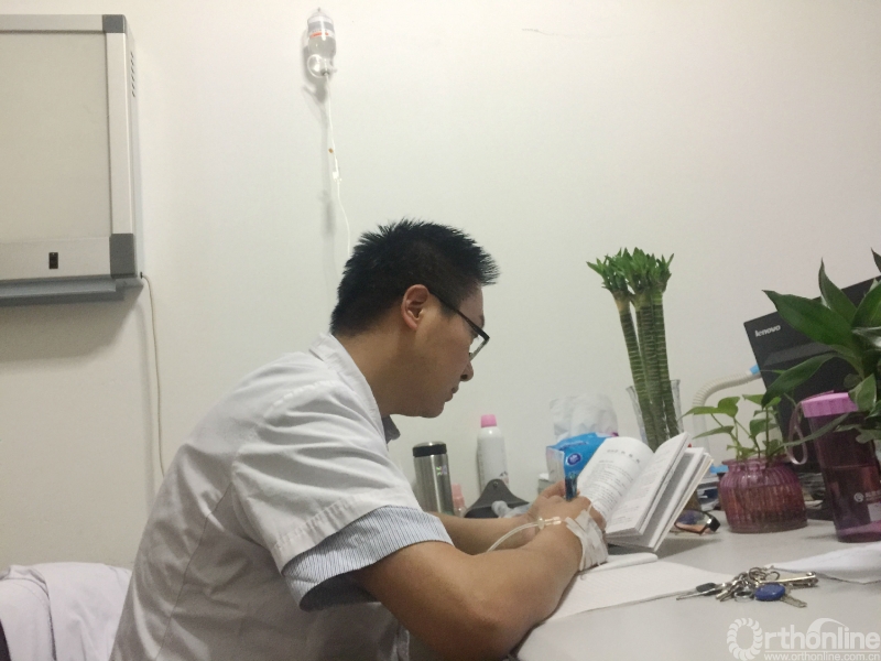 打着吊瓶在科室学习.jpg