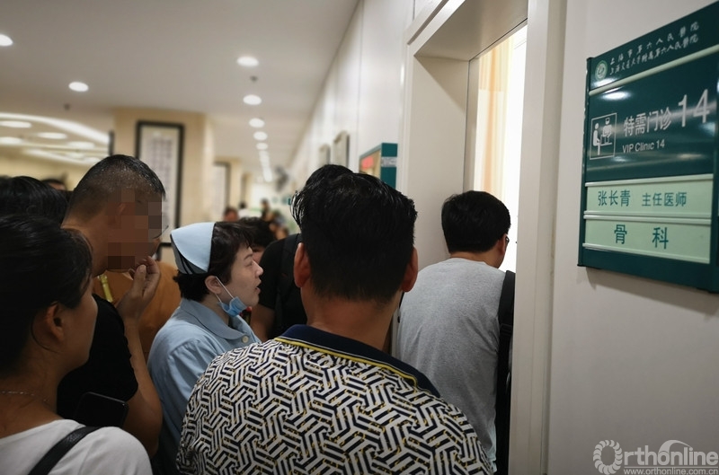 由于张长青教授前一周停诊一次,本周就诊的患者多达125位.jpg