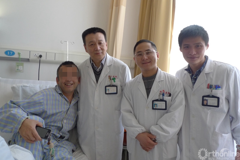 张长青教授团队查房.jpg