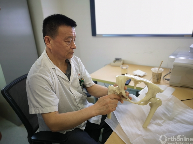 张长青教授仔细端详患者的3D打印标本.jpg