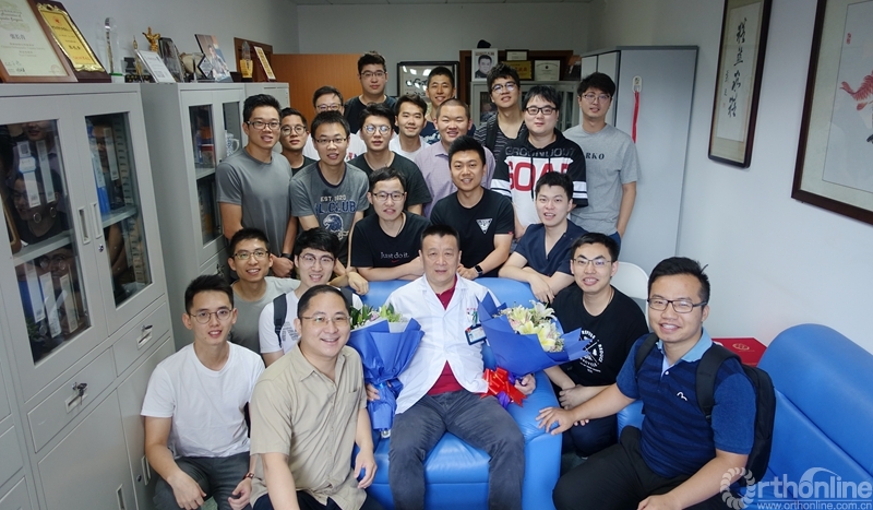 学生们为导师张长青教授庆祝生日.jpg