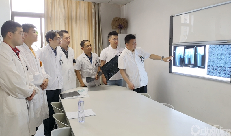 张长青教授带领学生讨论病例.jpg