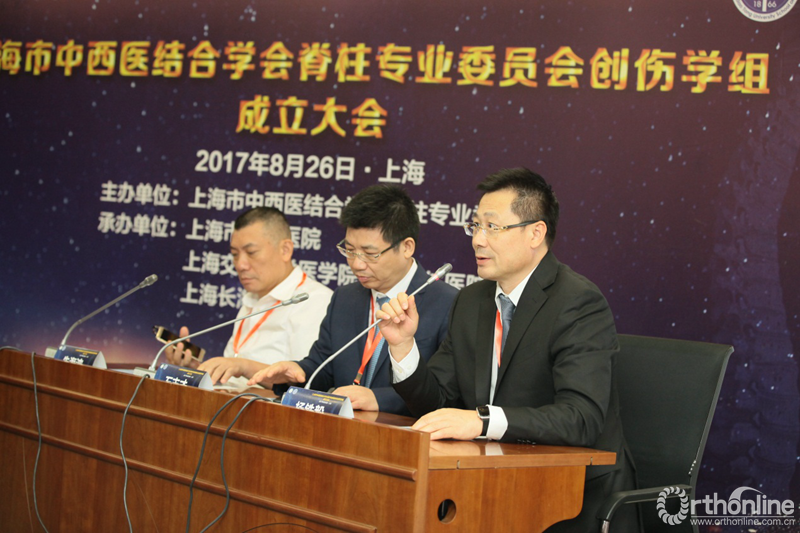 徐建广教授进行学术演讲熊源长教授进行学术演讲董有海教授进行学术