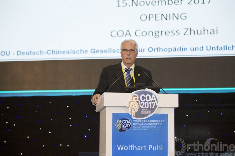 5Wolfhart Puhl教授致开幕辞.jpg