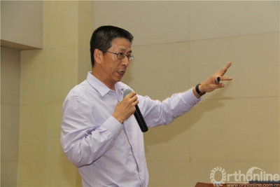 孙天胜教授演讲唐海教授讲述了骨填充器(网袋)的临床评估,结合临床