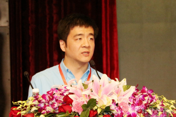 李奉龙医师讲课北京积水潭医院的李奉龙医师站在临床