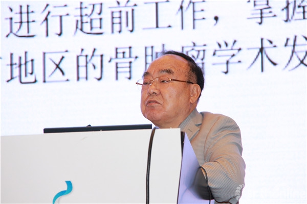 徐万鹏教授第四军医大学唐都医院范清宇教授结合病例进行深入的演讲