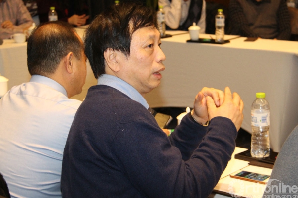 伍骥教授认为,患者有明确的后纵韧带骨化,症状以下肢行走不稳及长束征