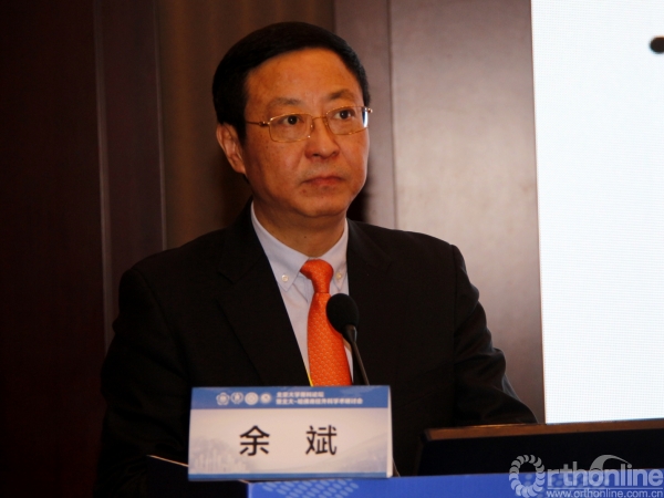 余斌教授讲授《开放性骨折的指南解读》陈仲教授讲授《斜行髂坐钢板