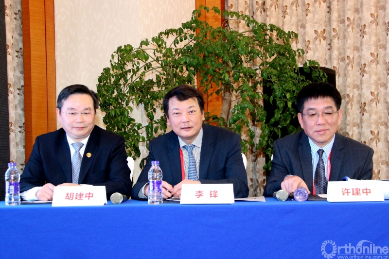 胡建中教授,李锋教授,许建中教授主持第一节 ↑第二节主题发言中,ce