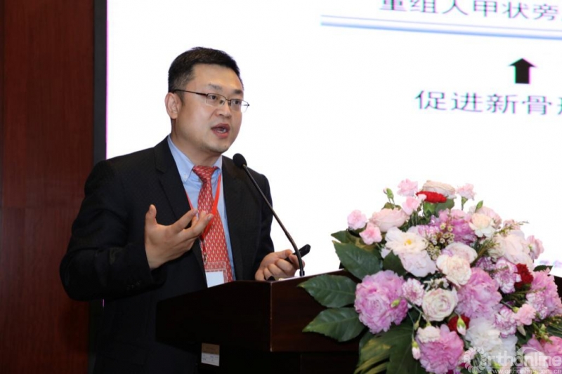 杨强教授授课杨强教授作"骨质疏松椎体骨折的治疗现状及困境,我选择