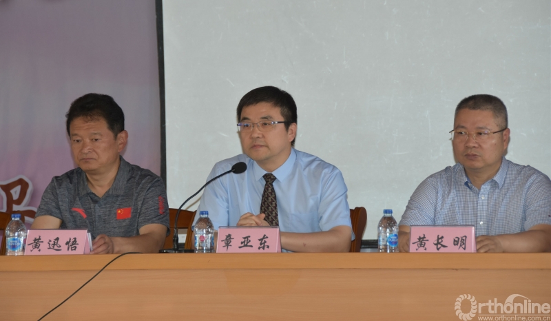 黄迅悟,章亚东,黄长明教授(从左至右)等专家出席巡讲学术会议义诊活动