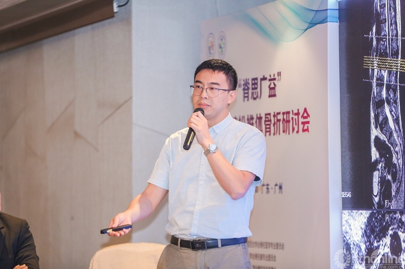 黄霖教授(李玉希医生代)进行病例汇报张顺聪教授进行病例汇报陈忠羡