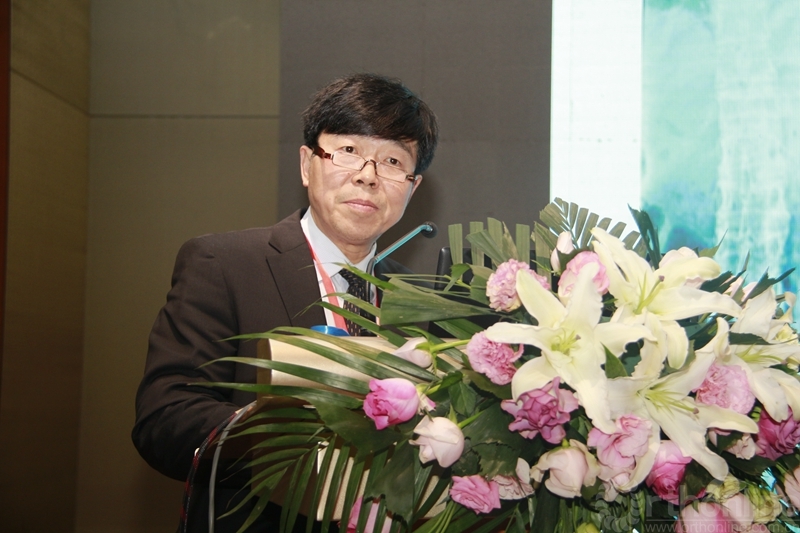 中山大学附属第一医院郑召民教授介绍了《骨填充网袋在经皮椎体成形术