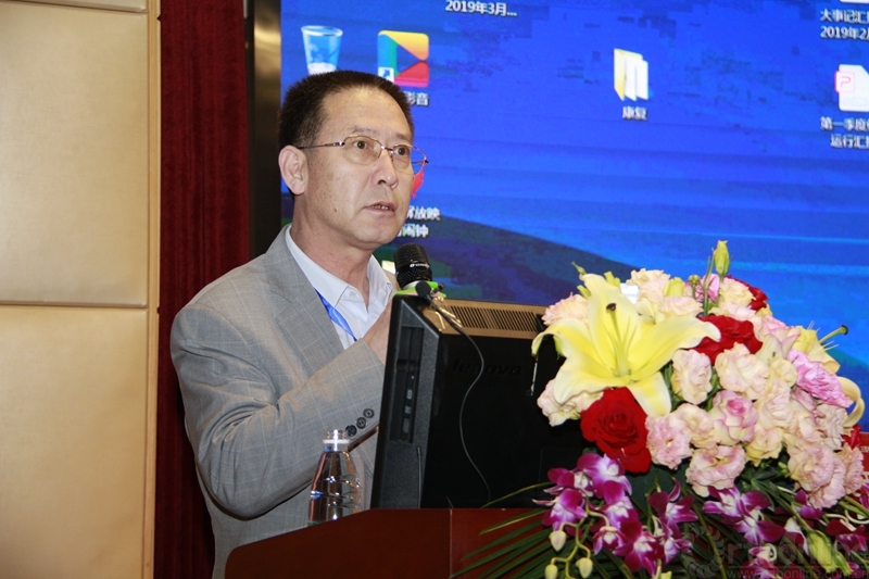 第二医院的陈其昕教授等国内知名脊柱外科专家进行专题讲座和手术演示