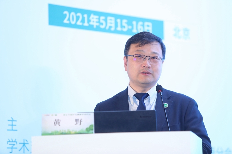 颁发证书李明义副会长和黄野会长为周乙雄顾问,吕龙顾问颁发证书李明